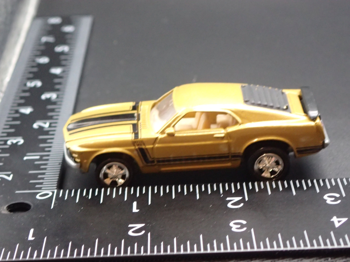 1970 FORD MUSTANG BOSS 302 GOLD 1:64 COLLECTIBLE DIORAMA DIECAST MODEL CAR
