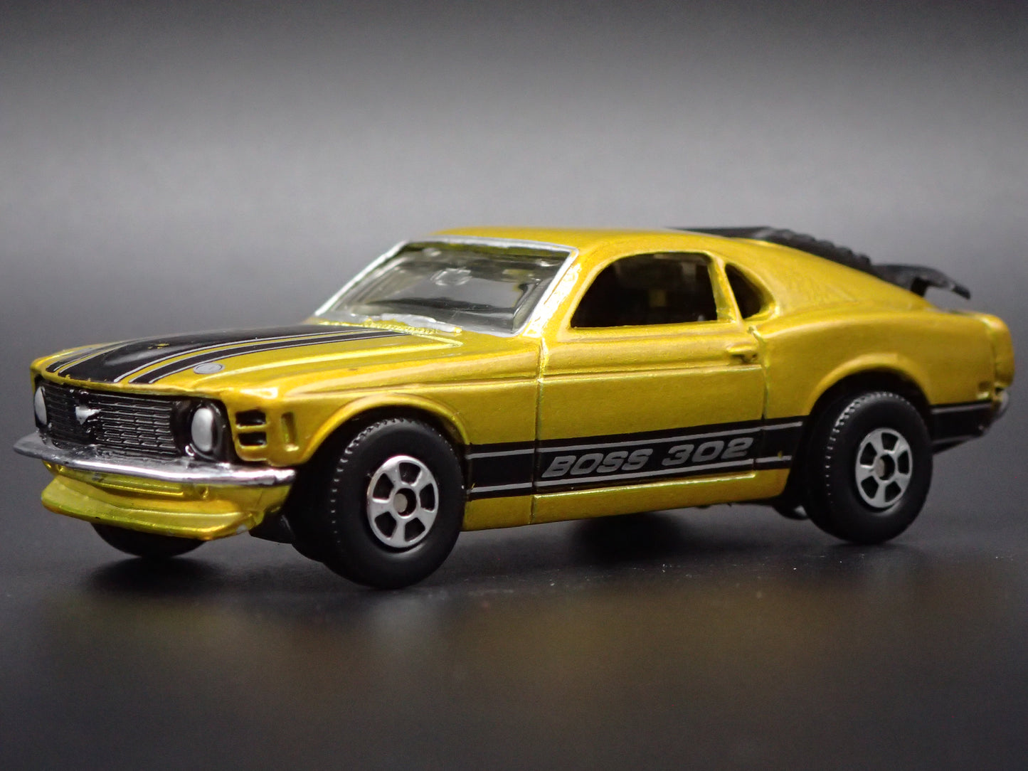 1970 70 FORD MUSTANG FASTBACK BOSS 302 1/64 SCALE DIORAMA DIECAST MODEL CAR