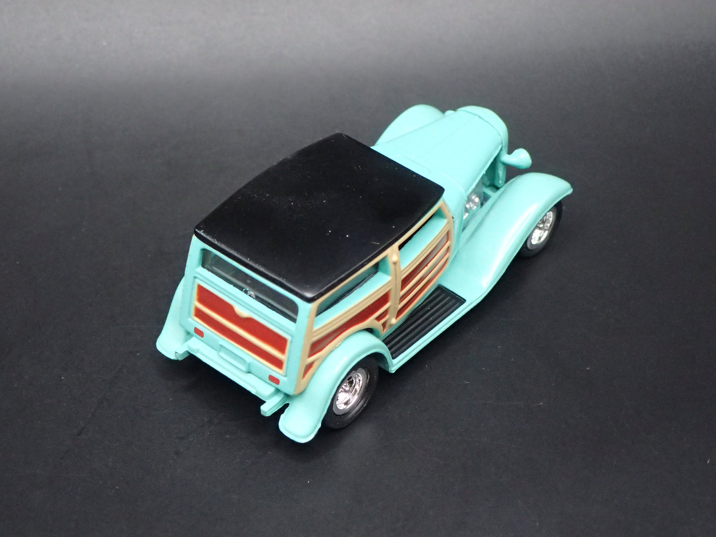 1932 FORD WOODIE WOODY WAGON HOT ROD TEAL 1:64 SCALE DIORAMA DIECAST MODEL CAR