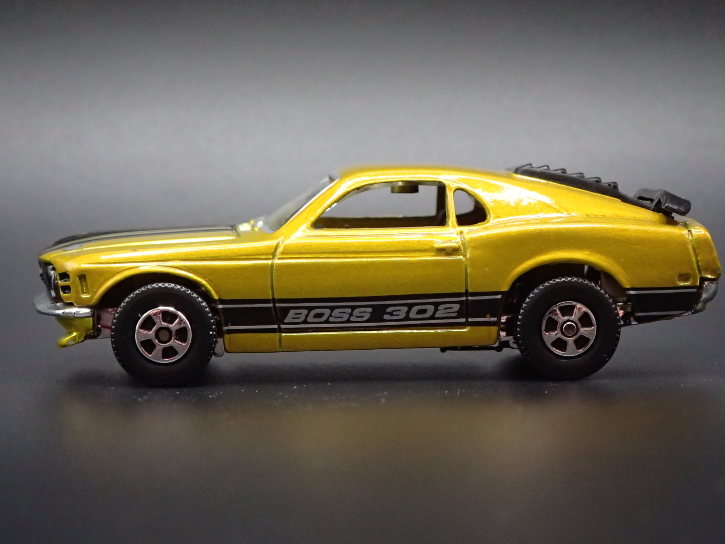 1970 70 FORD MUSTANG FASTBACK BOSS 302 1/64 SCALE DIORAMA DIECAST MODEL CAR
