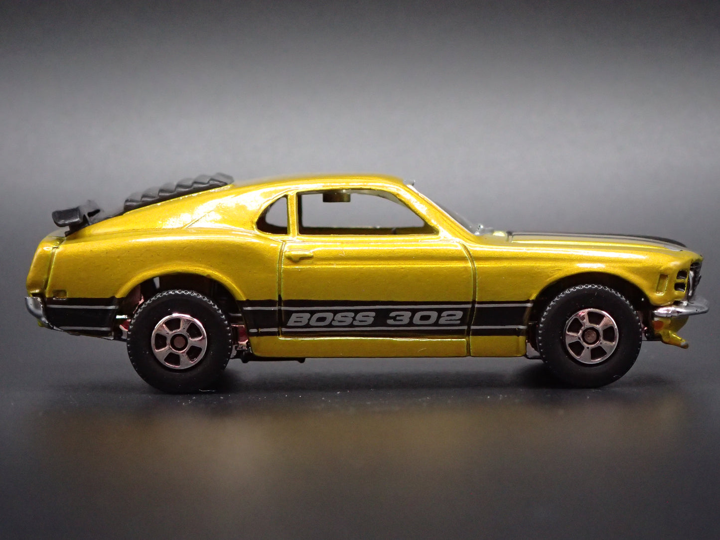 1970 70 FORD MUSTANG FASTBACK BOSS 302 1/64 SCALE DIORAMA DIECAST MODEL CAR