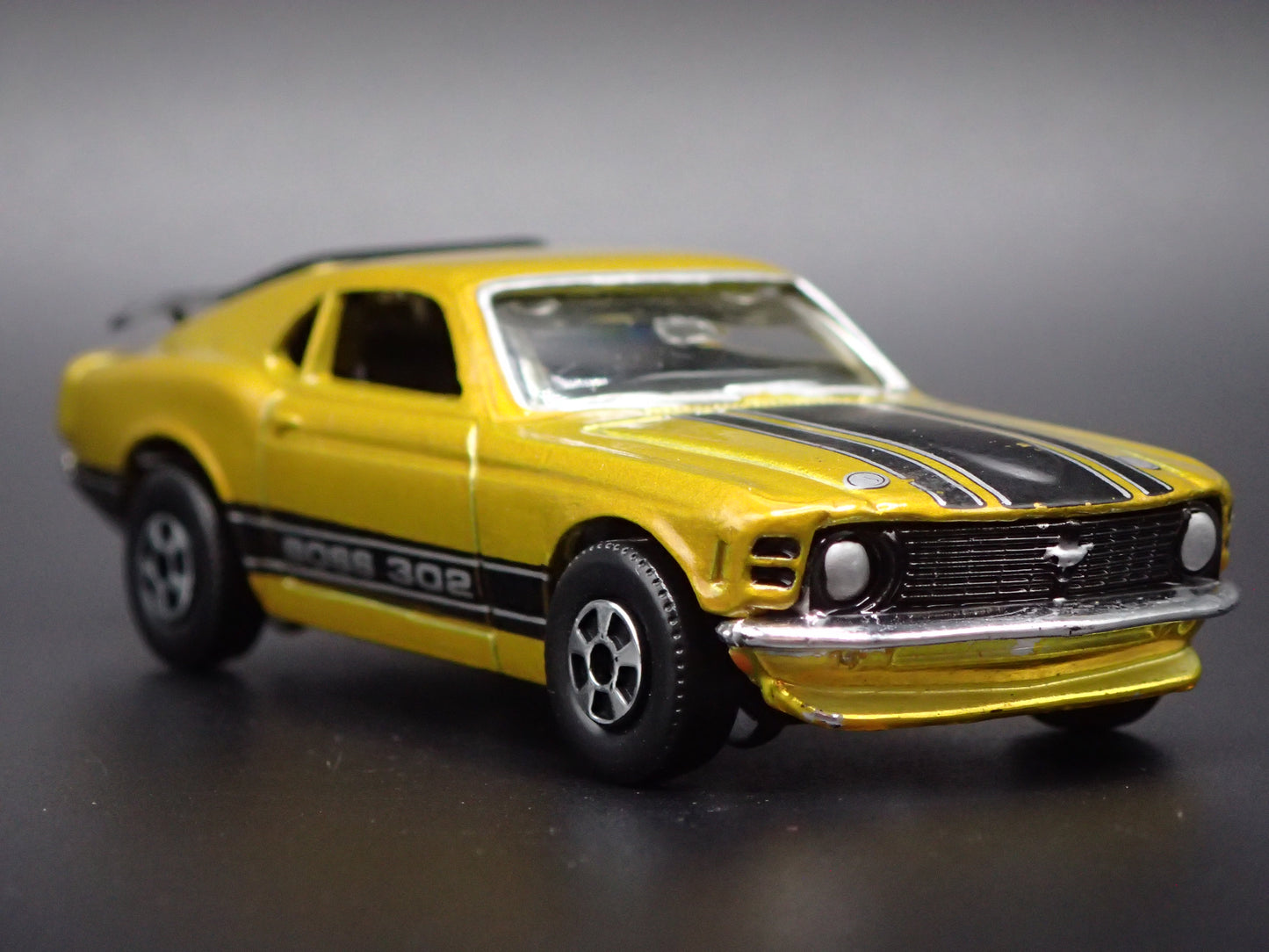 1970 70 FORD MUSTANG FASTBACK BOSS 302 1/64 SCALE DIORAMA DIECAST MODEL CAR