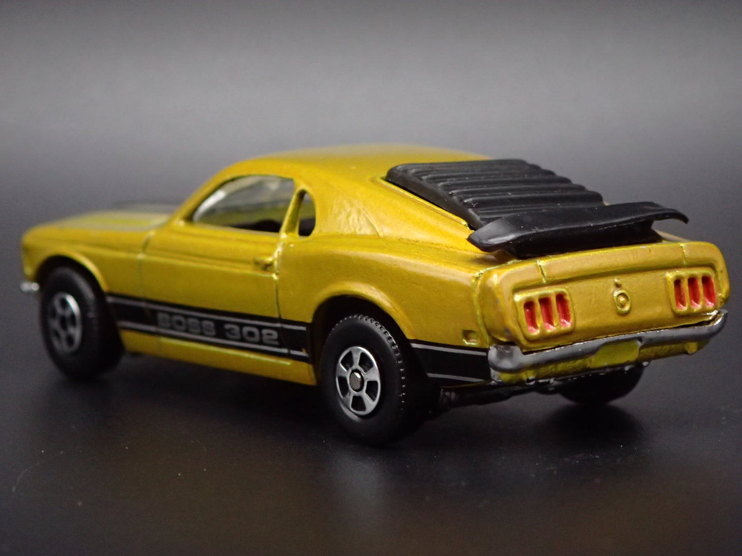 1970 70 FORD MUSTANG FASTBACK BOSS 302 1/64 SCALE DIORAMA DIECAST MODEL CAR