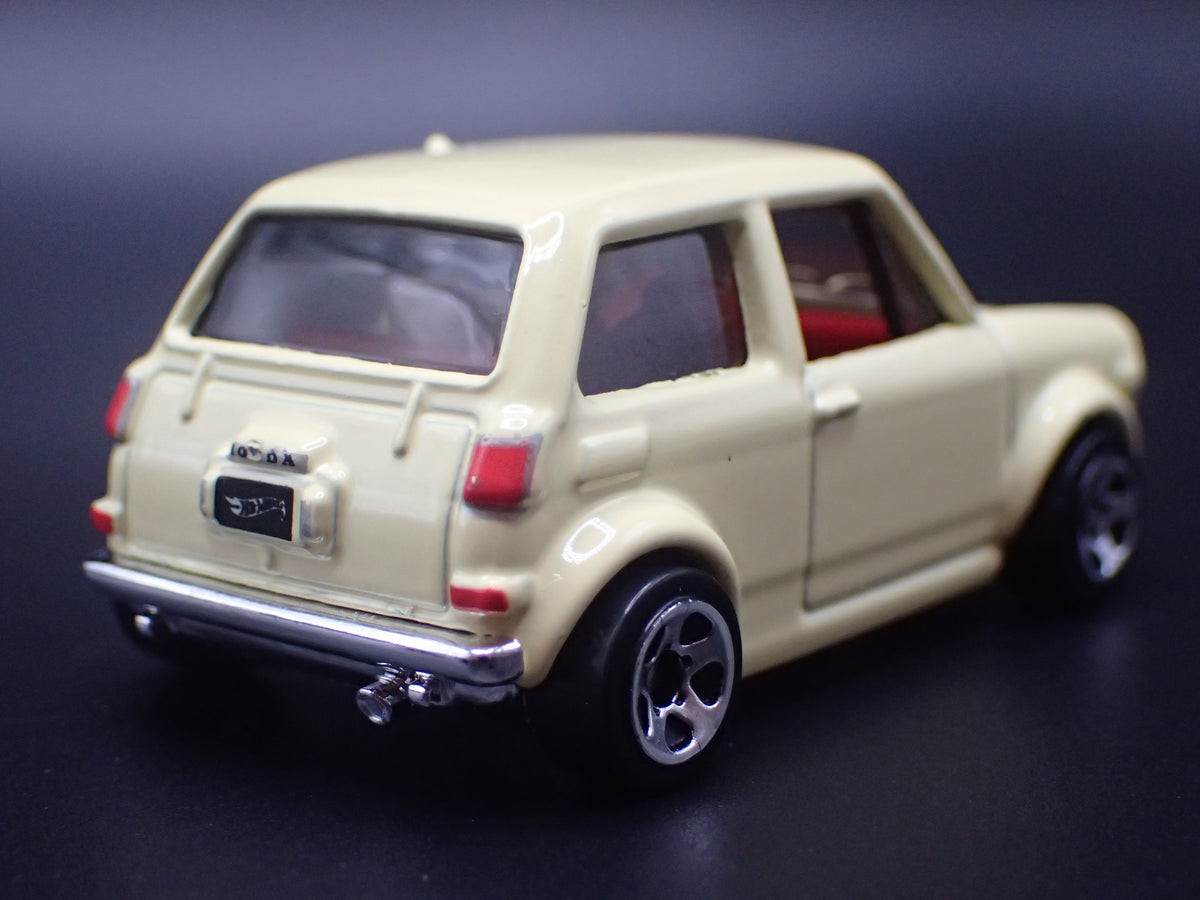 1973-1978 HONDA CIVIC CUSTOM CREAM 1:64 SCALE COLLECTIBLE DIECAST MODEL CAR