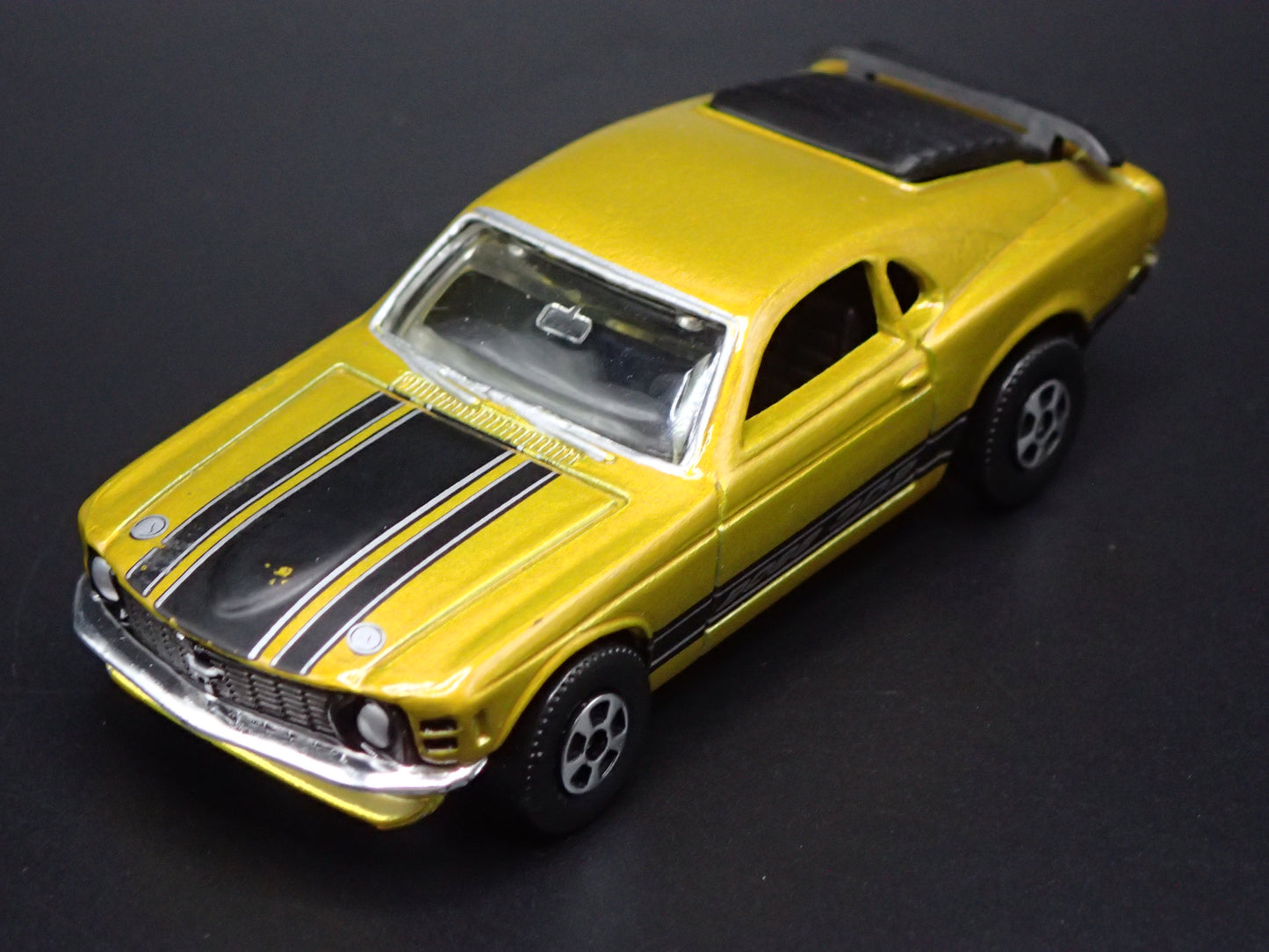1970 70 FORD MUSTANG FASTBACK BOSS 302 1/64 SCALE DIORAMA DIECAST MODEL CAR