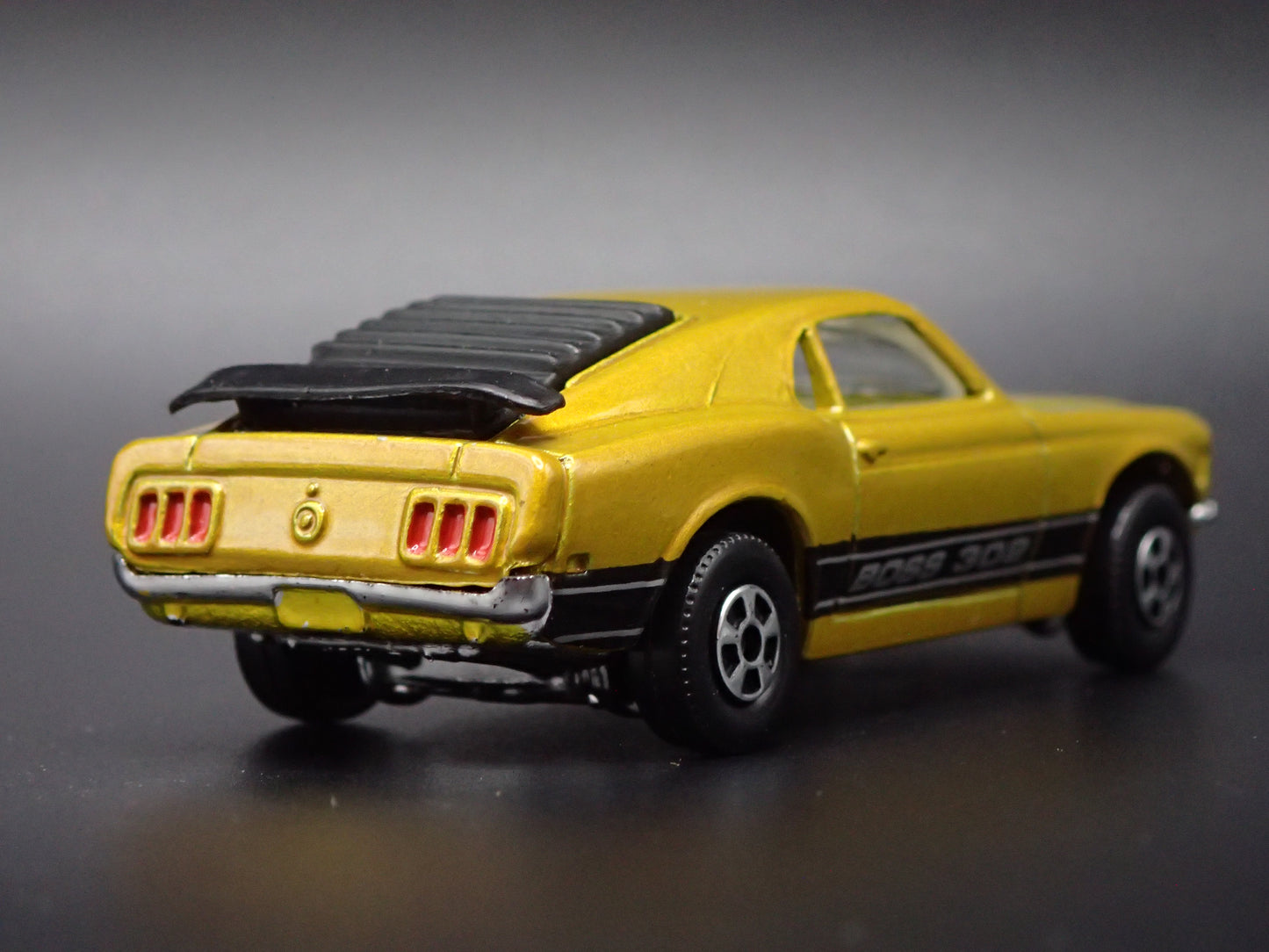 1970 70 FORD MUSTANG FASTBACK BOSS 302 1/64 SCALE DIORAMA DIECAST MODEL CAR