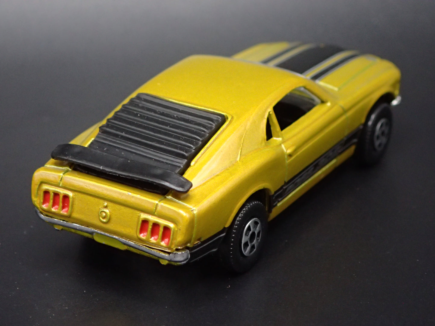 1970 70 FORD MUSTANG FASTBACK BOSS 302 1/64 SCALE DIORAMA DIECAST MODEL CAR