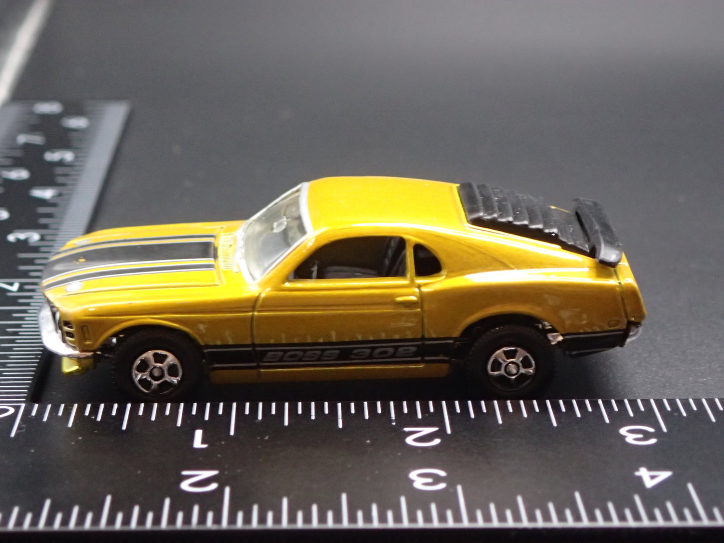 1970 70 FORD MUSTANG FASTBACK BOSS 302 1/64 SCALE DIORAMA DIECAST MODEL CAR