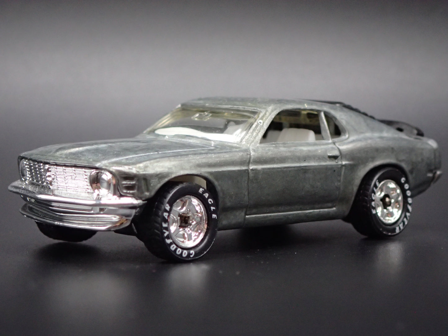 1970 FORD MUSTANG BOSS 302 SILVER 1:64 COLLECTIBLE DIORAMA DIECAST MODEL CAR