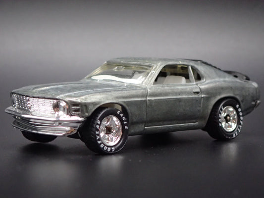 1970 FORD MUSTANG BOSS 302 SILVER 1:64 COLLECTIBLE DIORAMA DIECAST MODEL CAR