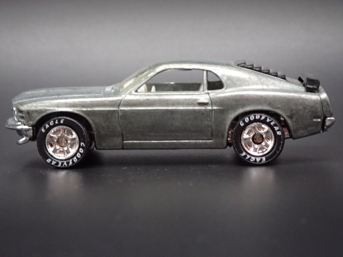 1970 FORD MUSTANG BOSS 302 SILVER 1:64 COLLECTIBLE DIORAMA DIECAST MODEL CAR