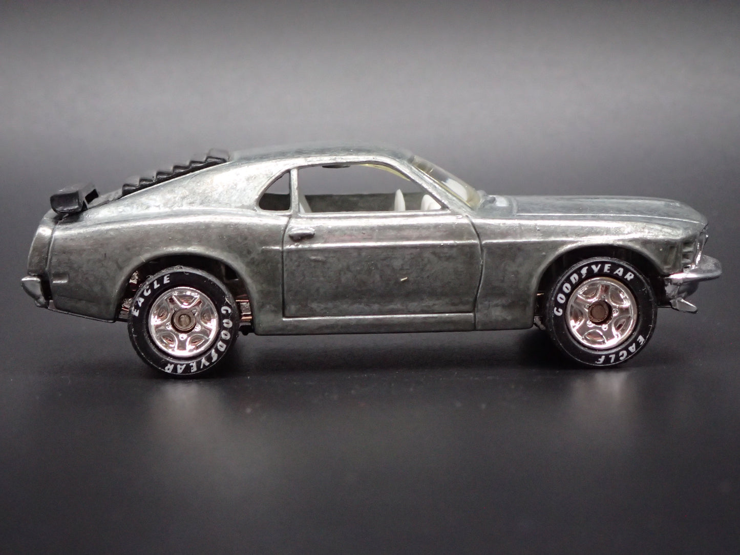 1970 FORD MUSTANG BOSS 302 SILVER 1:64 COLLECTIBLE DIORAMA DIECAST MODEL CAR