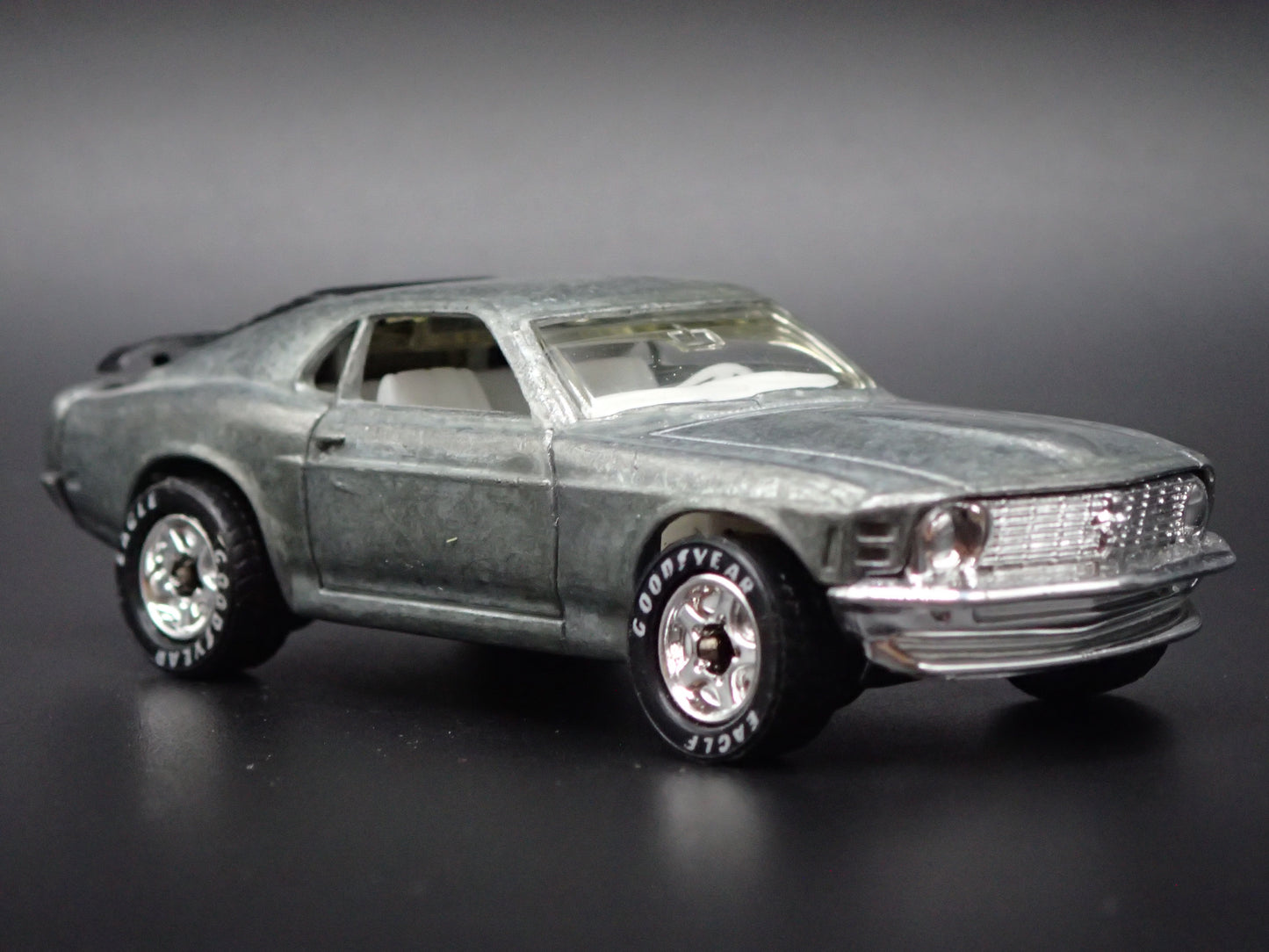 1970 FORD MUSTANG BOSS 302 SILVER 1:64 COLLECTIBLE DIORAMA DIECAST MODEL CAR