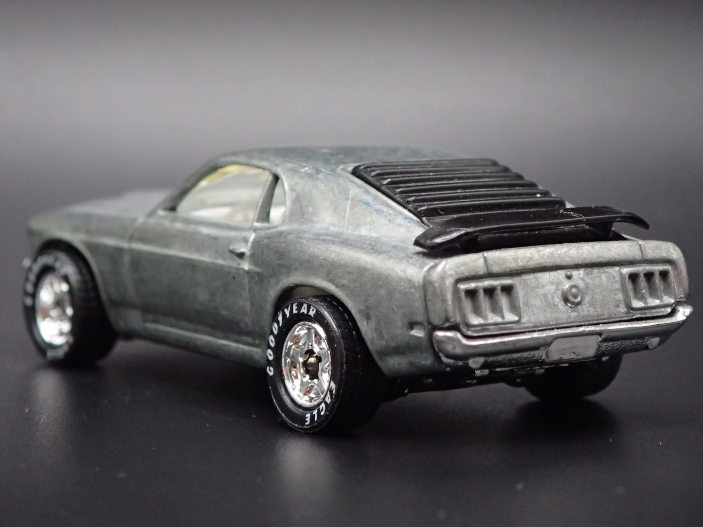 1970 FORD MUSTANG BOSS 302 SILVER 1:64 COLLECTIBLE DIORAMA DIECAST MODEL CAR