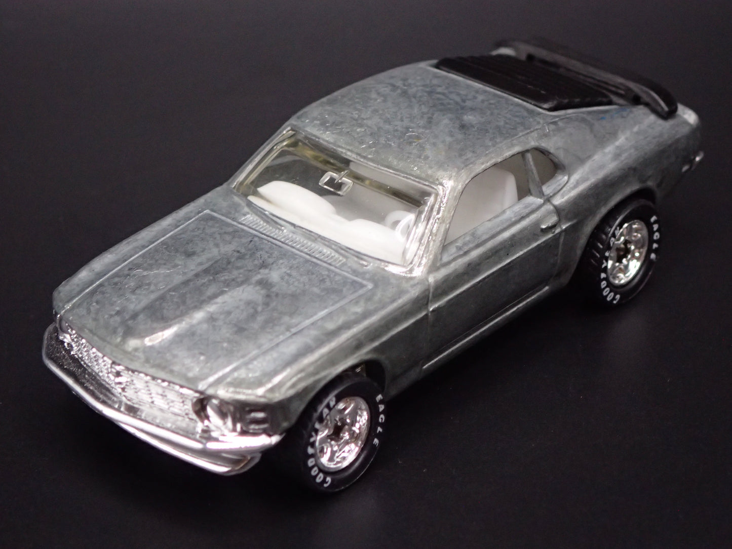1970 FORD MUSTANG BOSS 302 SILVER 1:64 COLLECTIBLE DIORAMA DIECAST MODEL CAR