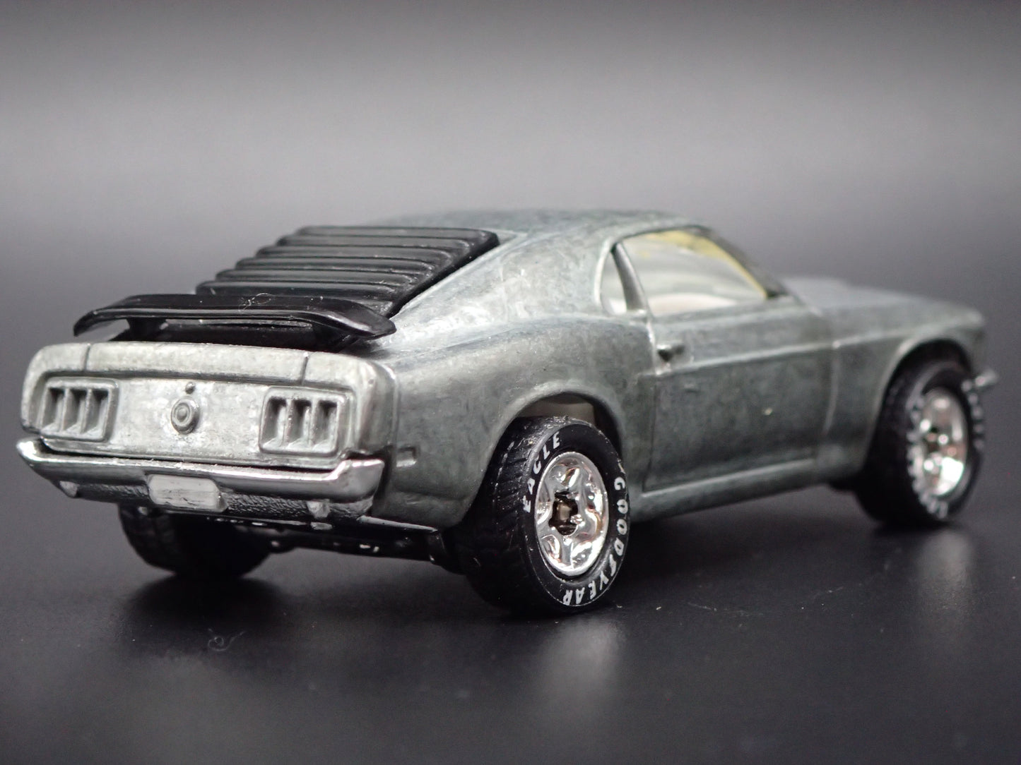 1970 FORD MUSTANG BOSS 302 SILVER 1:64 COLLECTIBLE DIORAMA DIECAST MODEL CAR