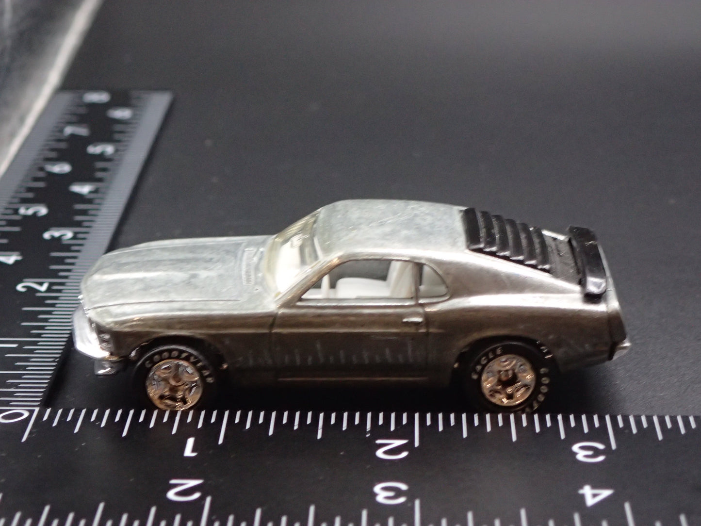1970 FORD MUSTANG BOSS 302 SILVER 1:64 COLLECTIBLE DIORAMA DIECAST MODEL CAR