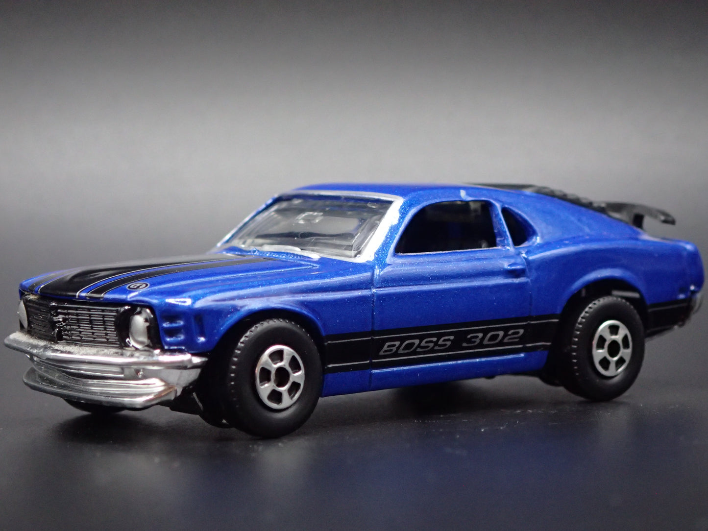 1970 FORD MUSTANG BOSS 302 BLUE 1:64 COLLECTIBLE DIORAMA DIECAST MODEL CAR