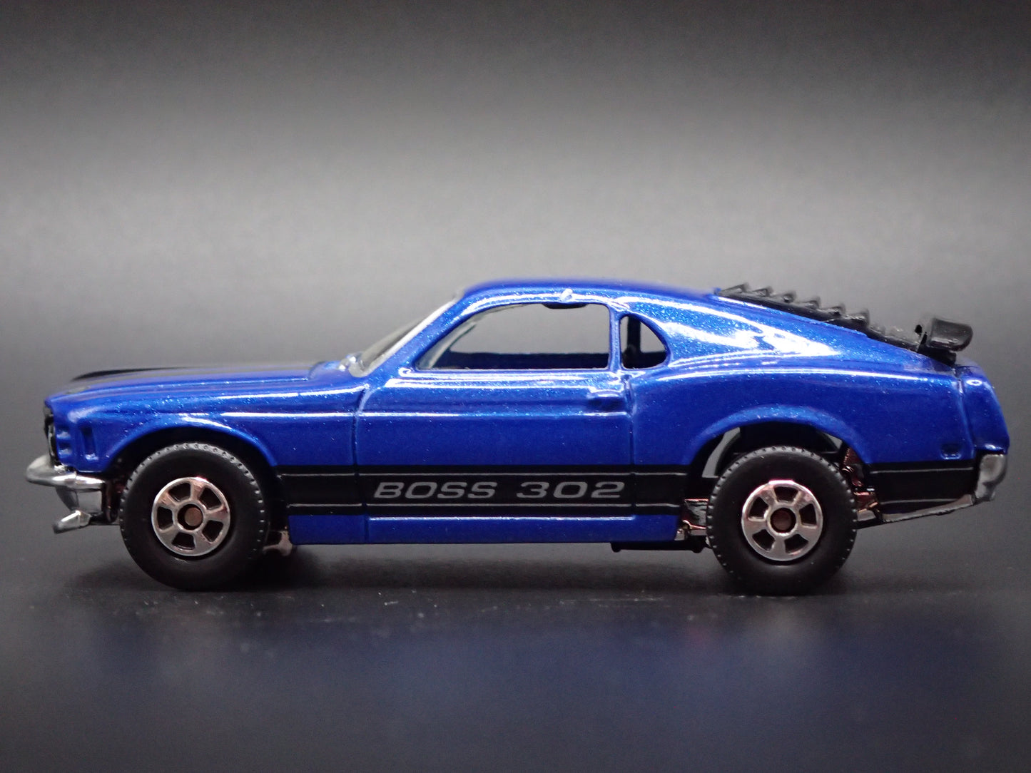 1970 FORD MUSTANG BOSS 302 BLUE 1:64 COLLECTIBLE DIORAMA DIECAST MODEL CAR