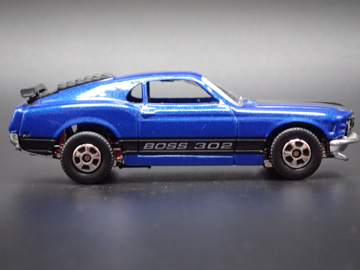 1970 FORD MUSTANG BOSS 302 BLUE 1:64 COLLECTIBLE DIORAMA DIECAST MODEL CAR