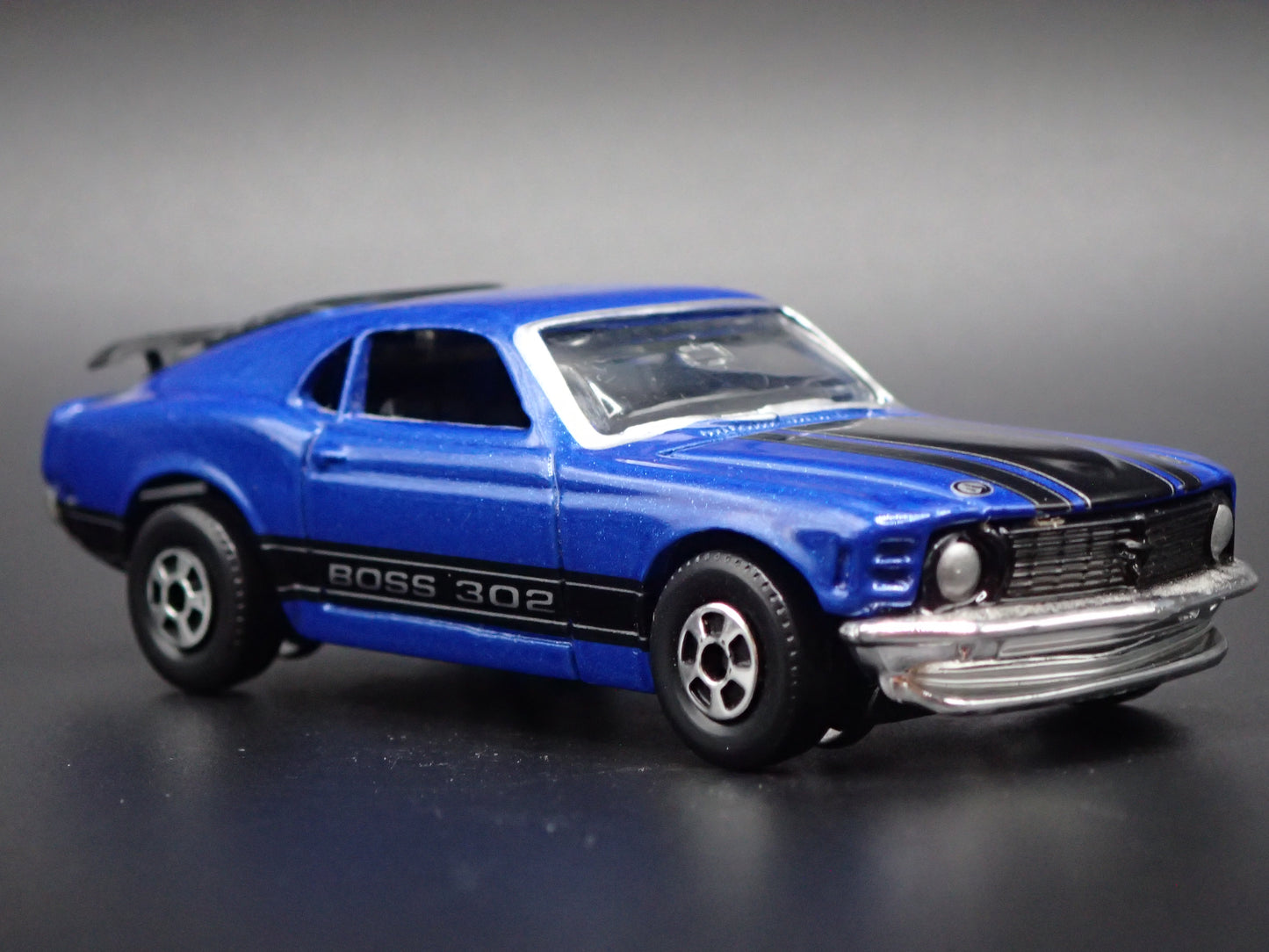 1970 FORD MUSTANG BOSS 302 BLUE 1:64 COLLECTIBLE DIORAMA DIECAST MODEL CAR
