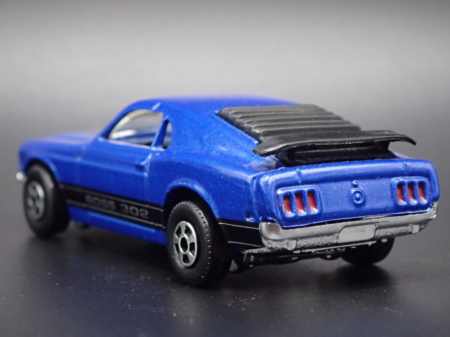 1970 FORD MUSTANG BOSS 302 BLUE 1:64 COLLECTIBLE DIORAMA DIECAST MODEL CAR