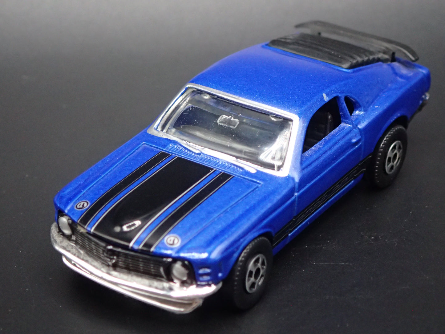 1970 FORD MUSTANG BOSS 302 BLUE 1:64 COLLECTIBLE DIORAMA DIECAST MODEL CAR