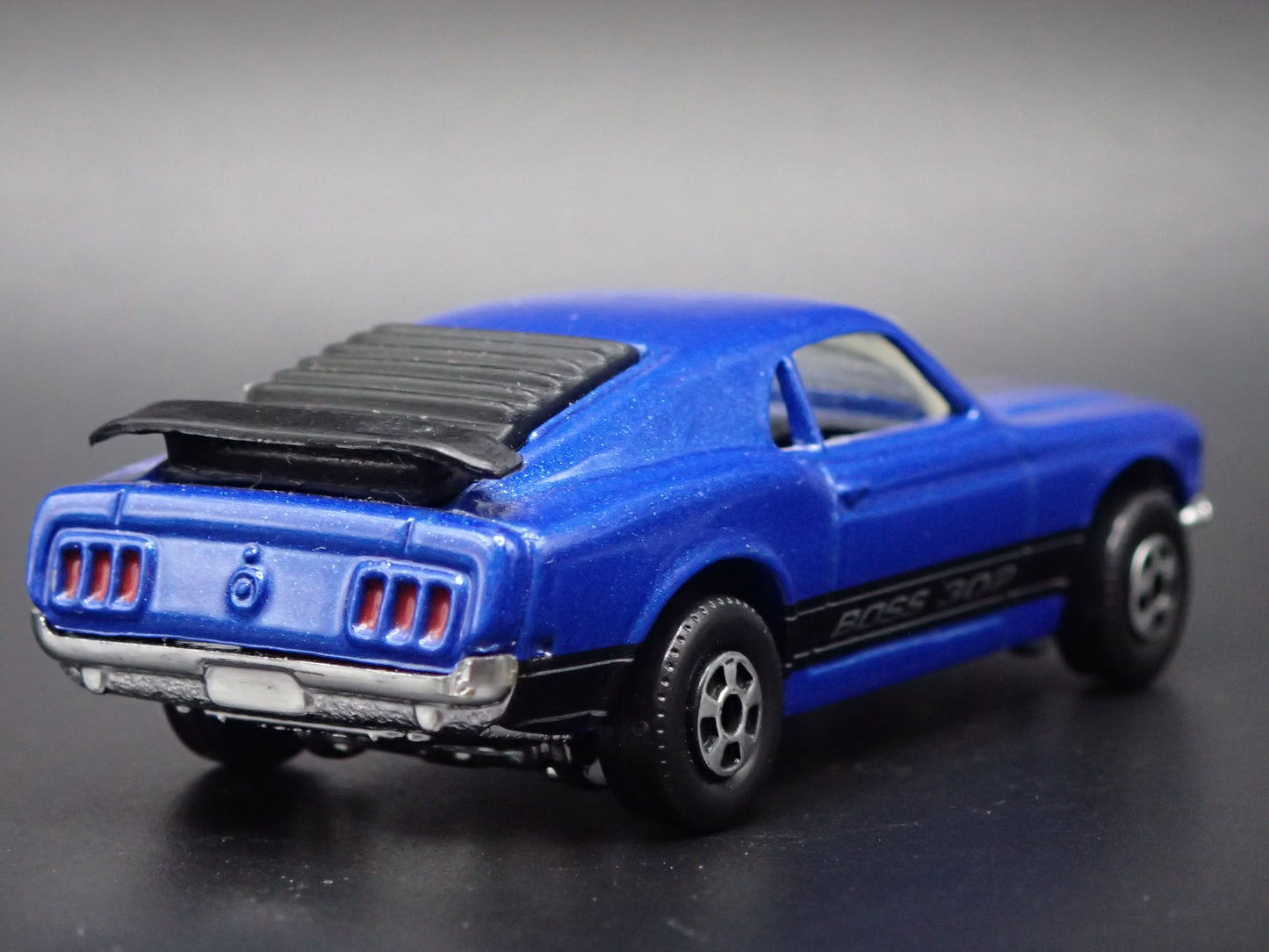 1970 FORD MUSTANG BOSS 302 BLUE 1:64 COLLECTIBLE DIORAMA DIECAST MODEL CAR