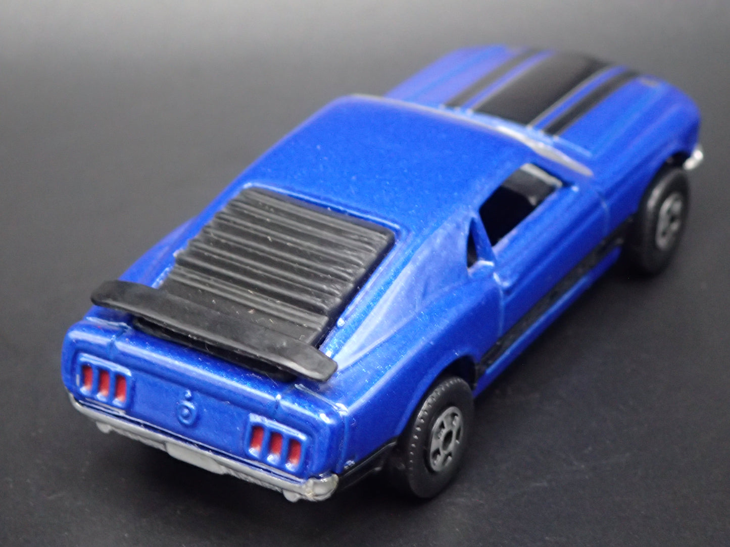 1970 FORD MUSTANG BOSS 302 BLUE 1:64 COLLECTIBLE DIORAMA DIECAST MODEL CAR