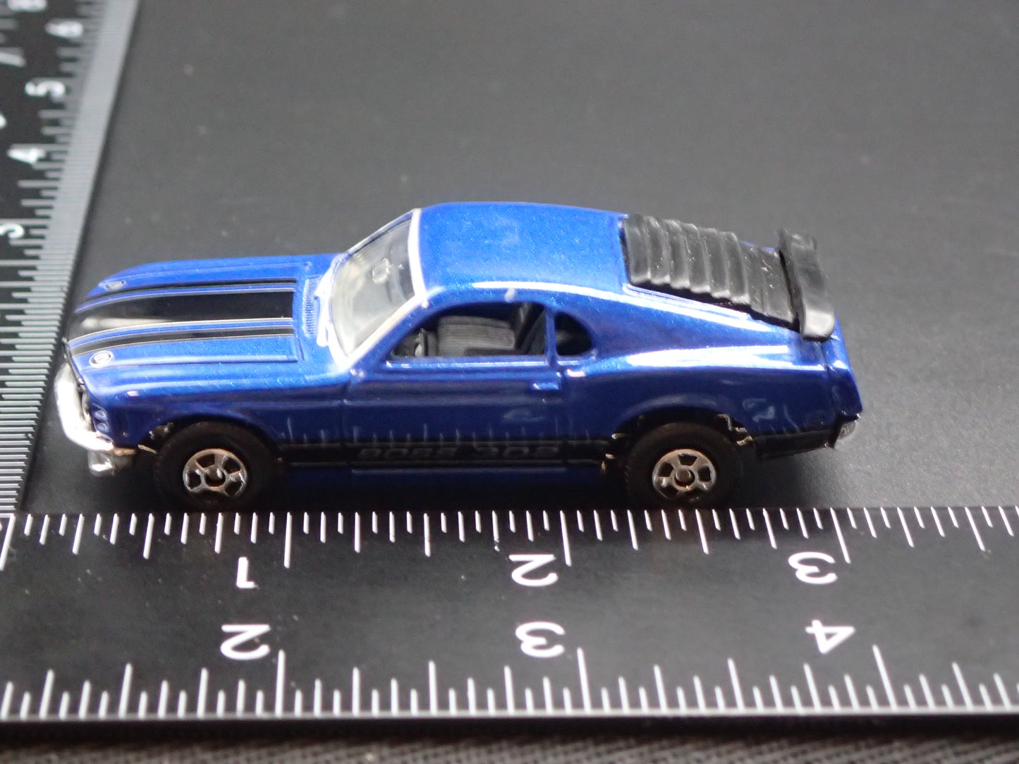 1970 FORD MUSTANG BOSS 302 BLUE 1:64 COLLECTIBLE DIORAMA DIECAST MODEL CAR