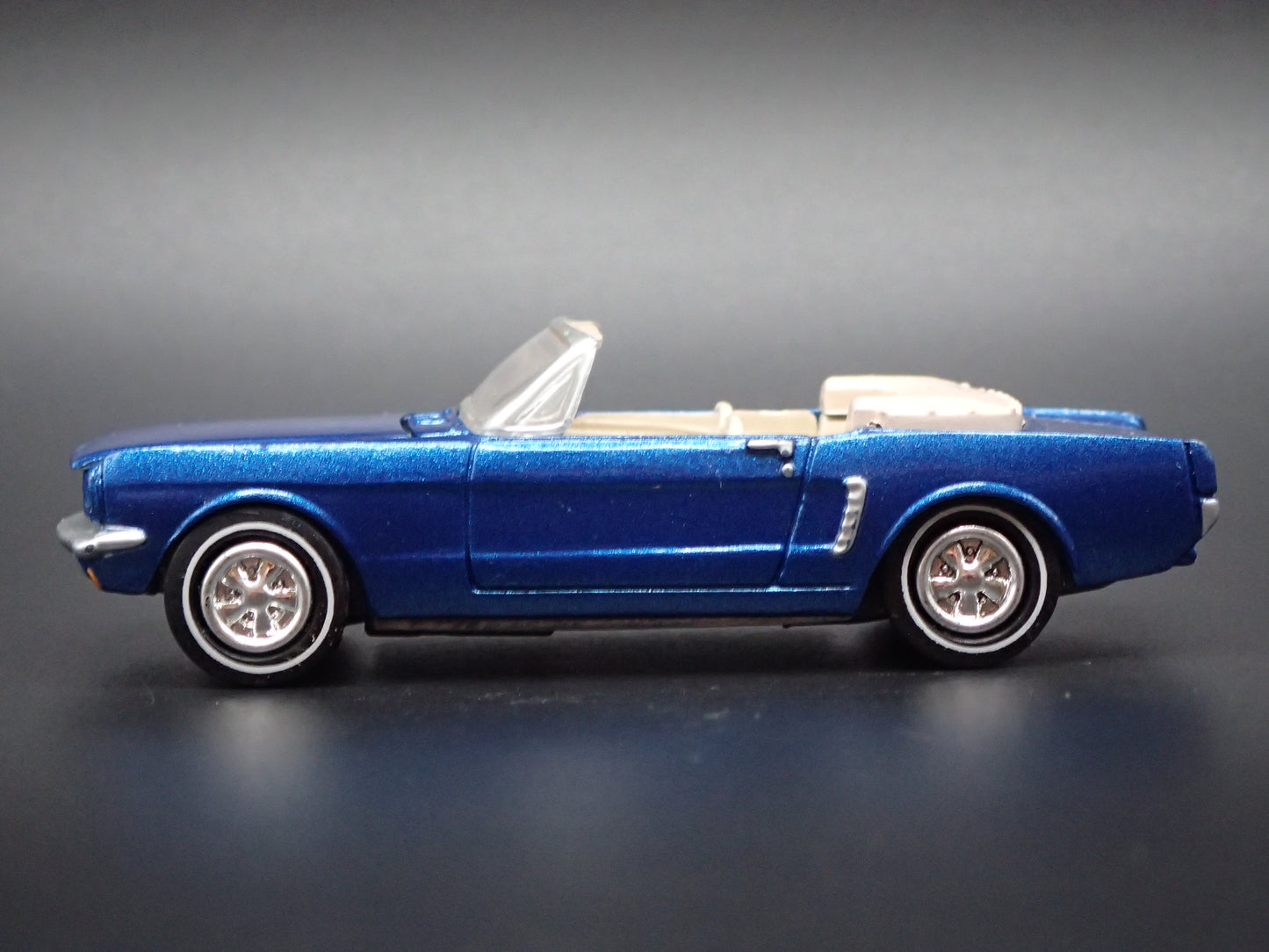 1965 65 FORD MUSTANG CONVERTIBLE BLUE 1:64 SCALE DIORAMA DIECAST MODEL CAR