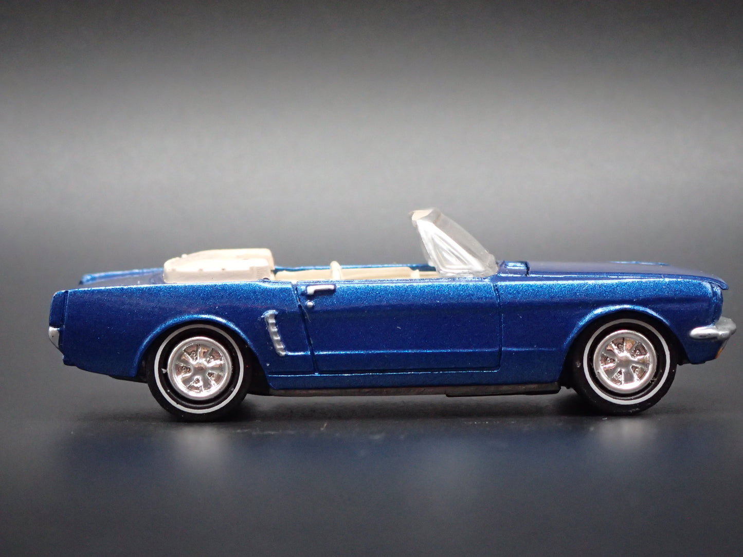1965 65 FORD MUSTANG CONVERTIBLE BLUE 1:64 SCALE DIORAMA DIECAST MODEL CAR