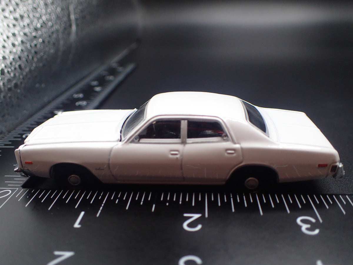 1977 77 DODGE ROYAL MONACO 4 FOUR DOOR 1/64 SCALE COLLECTIBLE DIECAST MODEL CAR