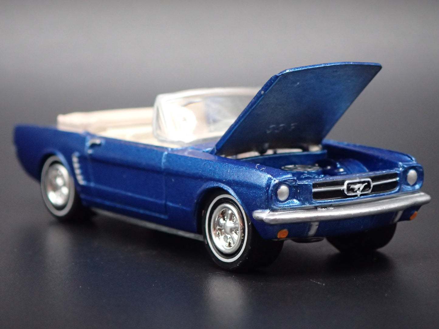 1965 65 FORD MUSTANG CONVERTIBLE BLUE 1:64 SCALE DIORAMA DIECAST MODEL CAR