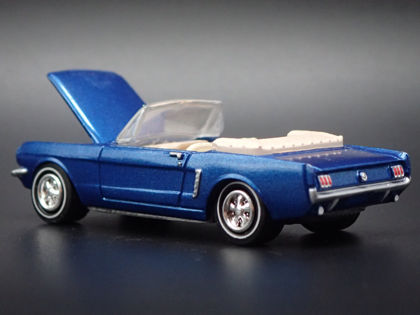 1965 65 FORD MUSTANG CONVERTIBLE BLUE 1:64 SCALE DIORAMA DIECAST MODEL CAR