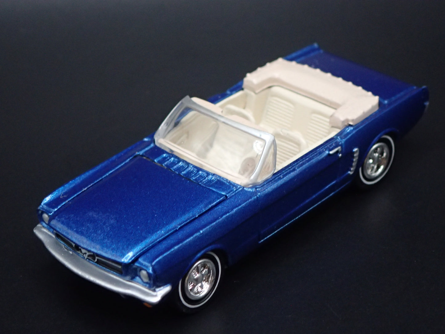 1965 65 FORD MUSTANG CONVERTIBLE BLUE 1:64 SCALE DIORAMA DIECAST MODEL CAR