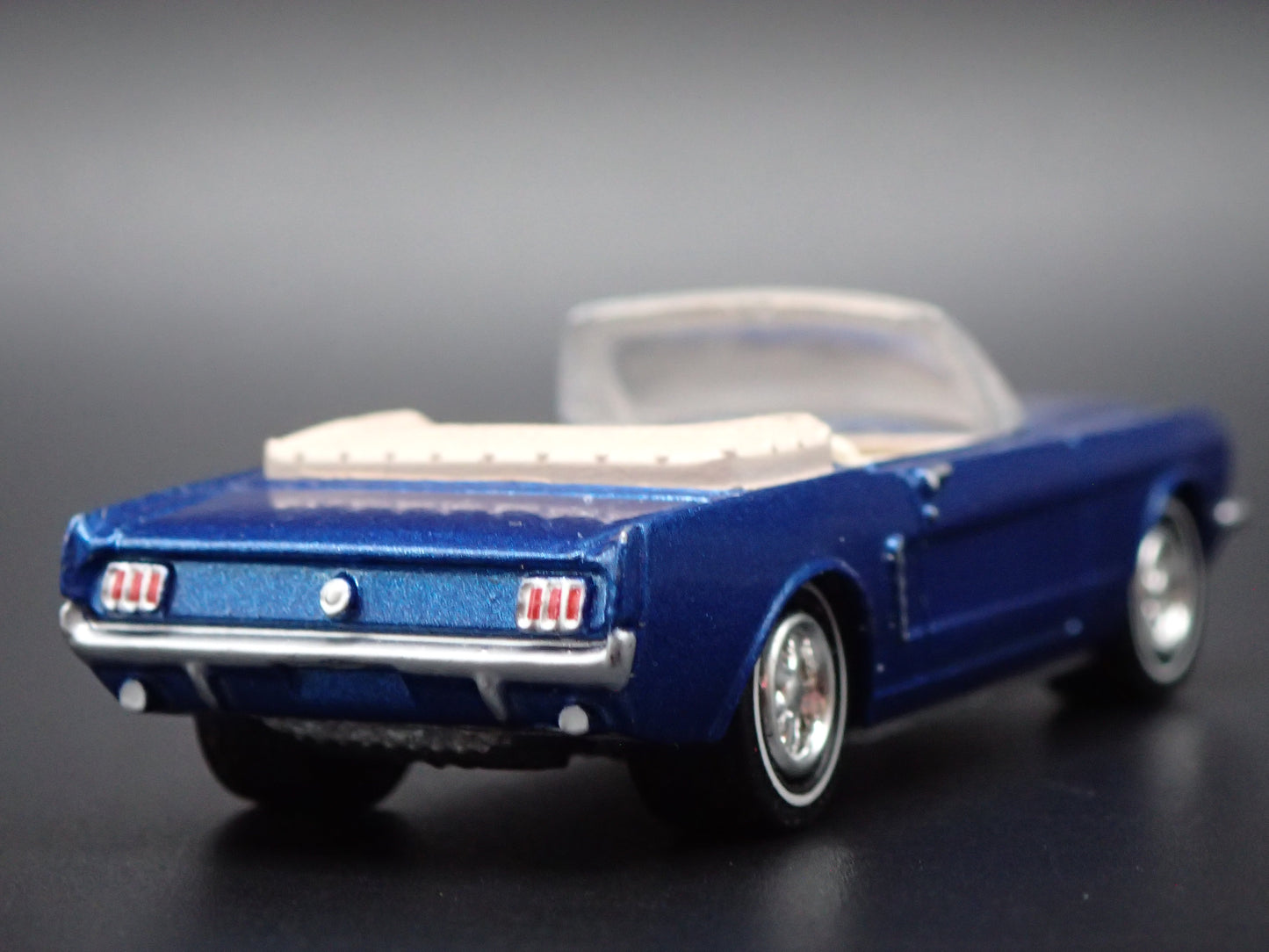 1965 65 FORD MUSTANG CONVERTIBLE BLUE 1:64 SCALE DIORAMA DIECAST MODEL CAR