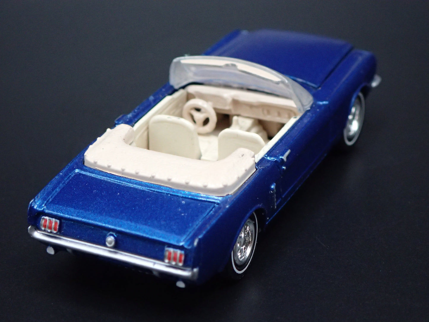 1965 65 FORD MUSTANG CONVERTIBLE BLUE 1:64 SCALE DIORAMA DIECAST MODEL CAR