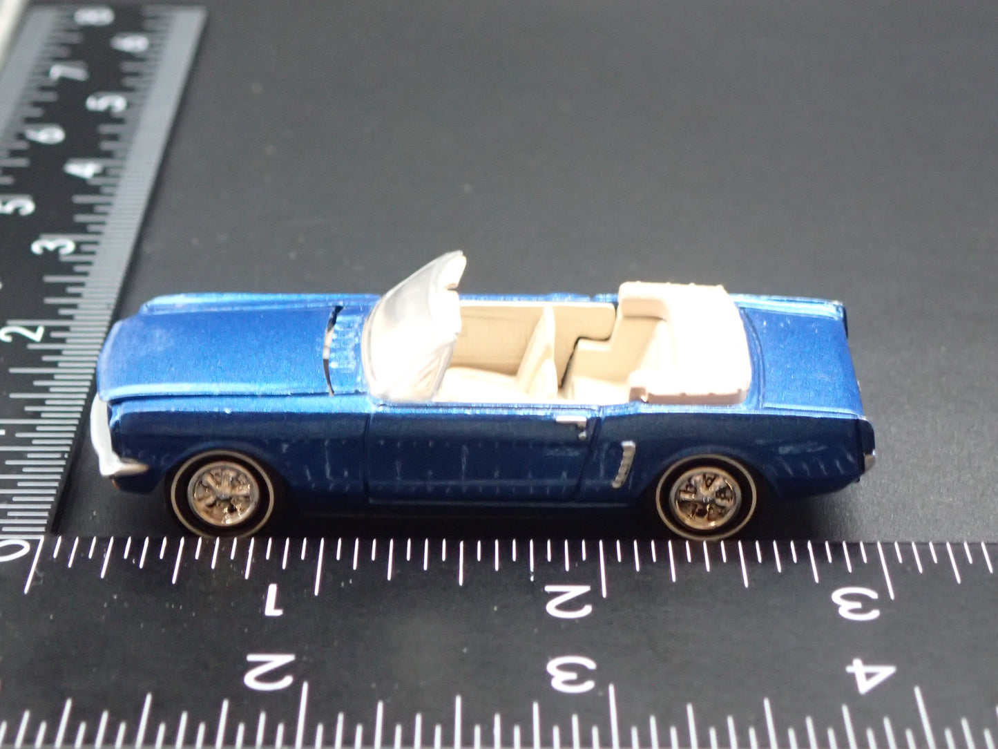 1965 65 FORD MUSTANG CONVERTIBLE BLUE 1:64 SCALE DIORAMA DIECAST MODEL CAR