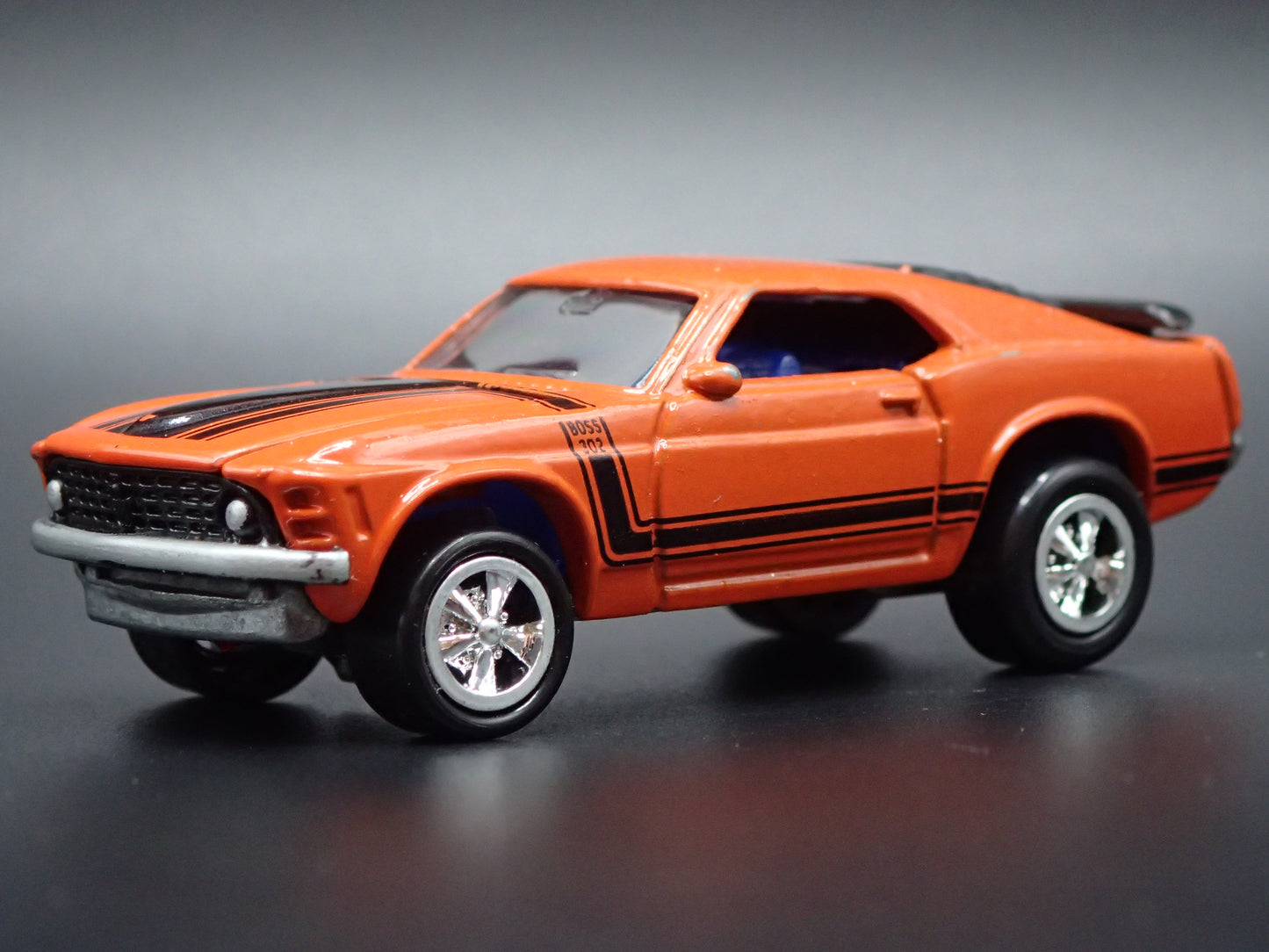 1970 70 FORD MUSTANG BOSS 302 ORANGE 1/64 SCALE DIORAMA DIECAST MODEL CAR