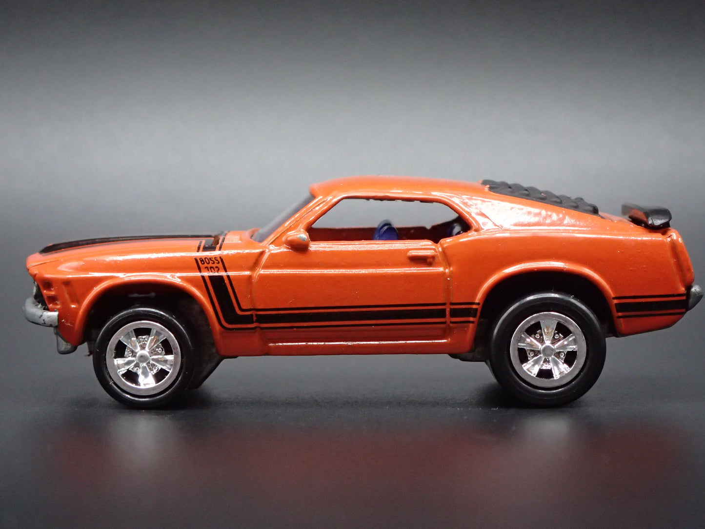 1970 70 FORD MUSTANG BOSS 302 ORANGE 1/64 SCALE DIORAMA DIECAST MODEL CAR