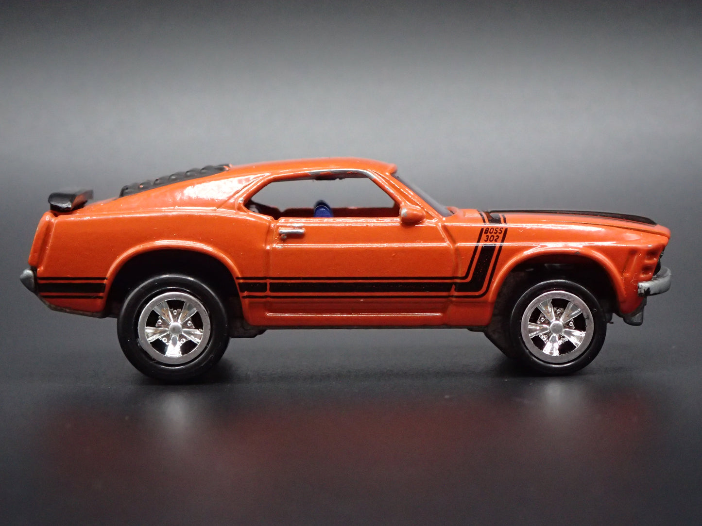 1970 70 FORD MUSTANG BOSS 302 ORANGE 1/64 SCALE DIORAMA DIECAST MODEL CAR