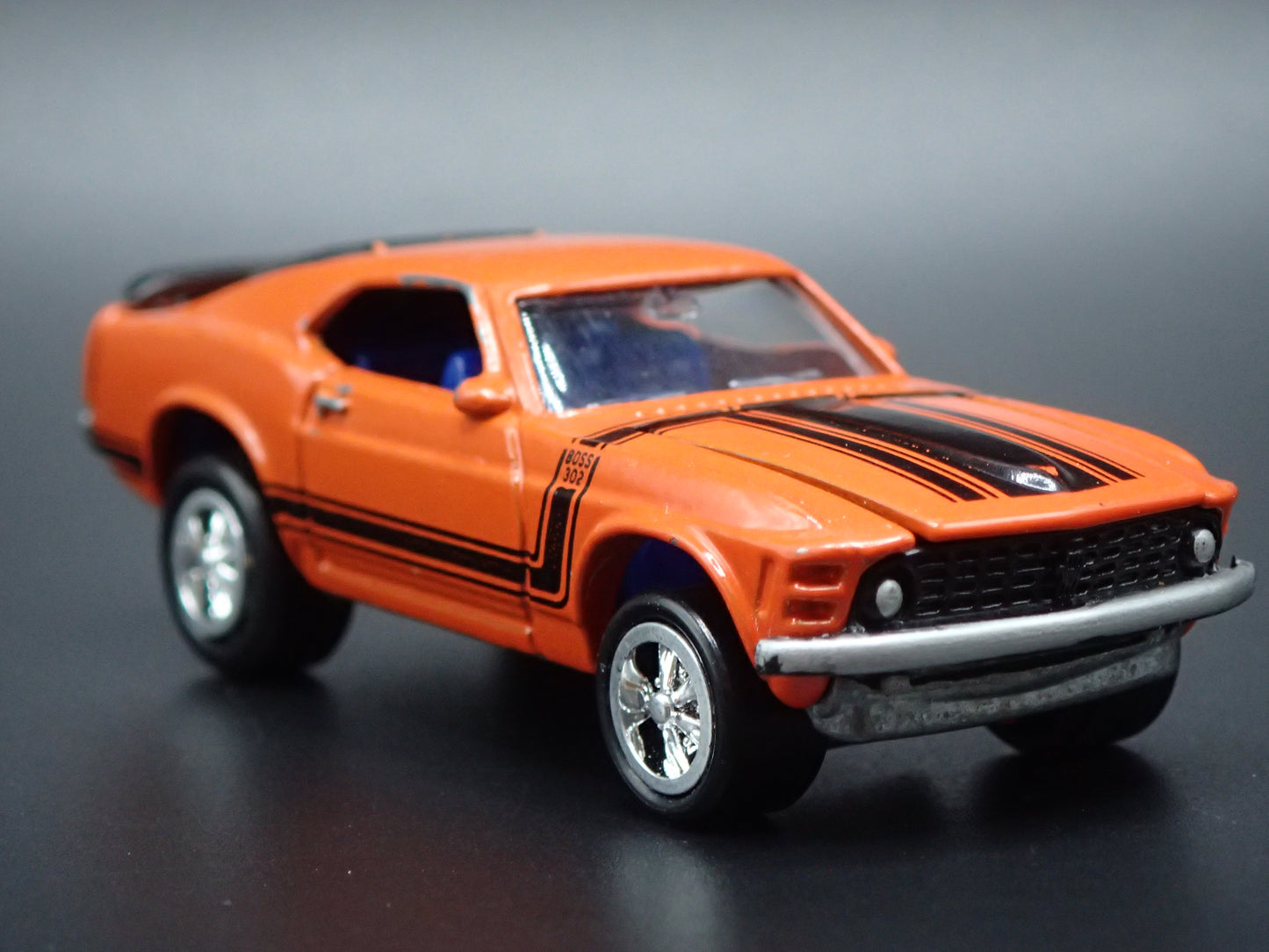 1970 70 FORD MUSTANG BOSS 302 ORANGE 1/64 SCALE DIORAMA DIECAST MODEL CAR