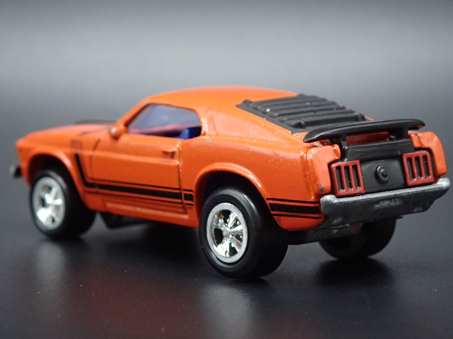 1970 70 FORD MUSTANG BOSS 302 ORANGE 1/64 SCALE DIORAMA DIECAST MODEL CAR