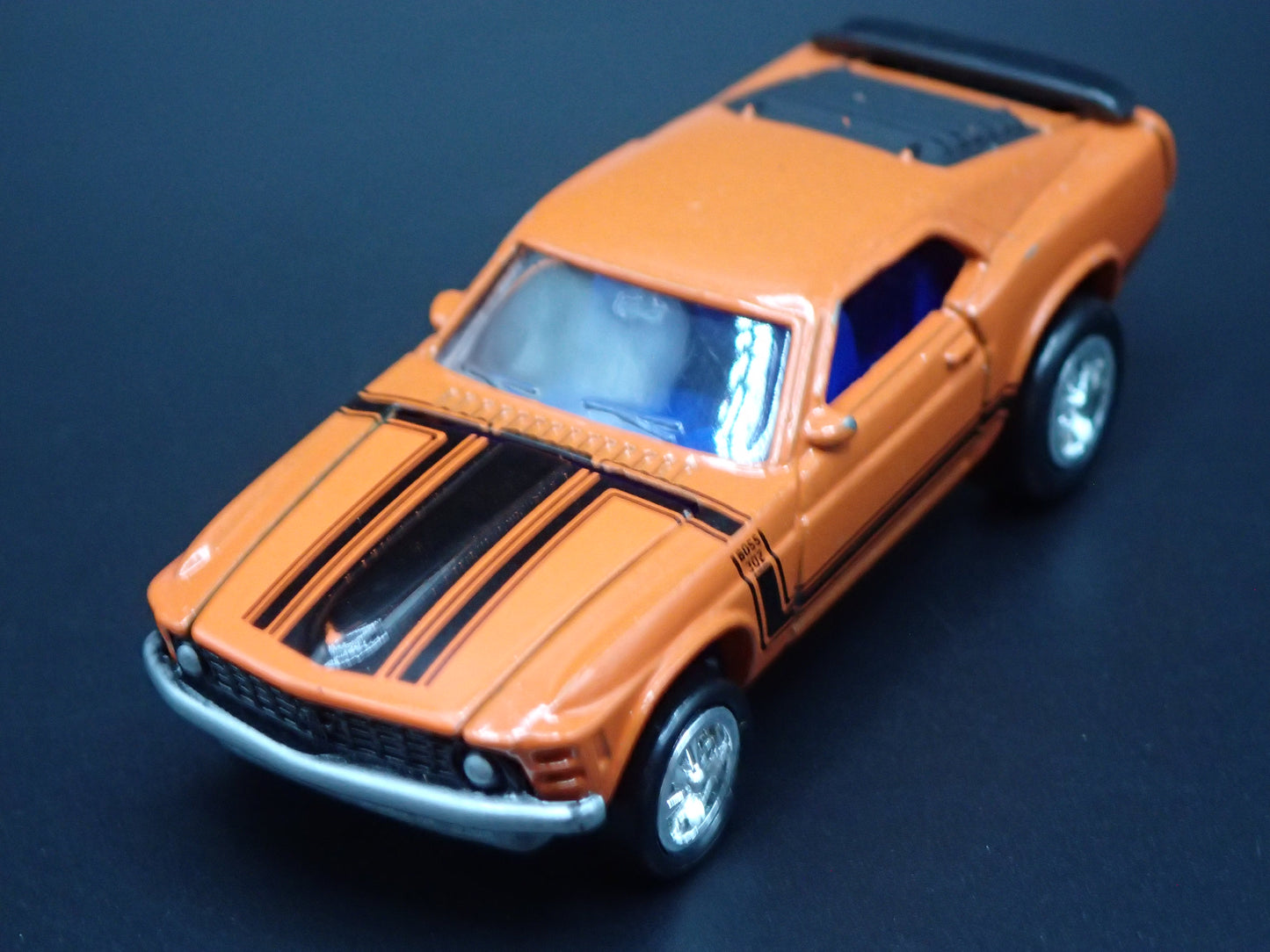 1970 70 FORD MUSTANG BOSS 302 ORANGE 1/64 SCALE DIORAMA DIECAST MODEL CAR