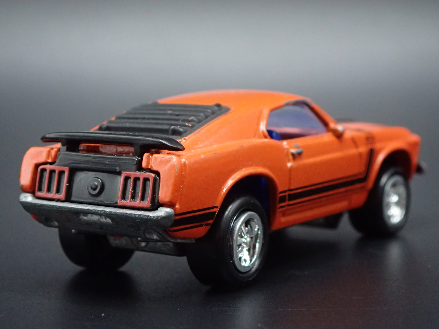 1970 70 FORD MUSTANG BOSS 302 ORANGE 1/64 SCALE DIORAMA DIECAST MODEL CAR