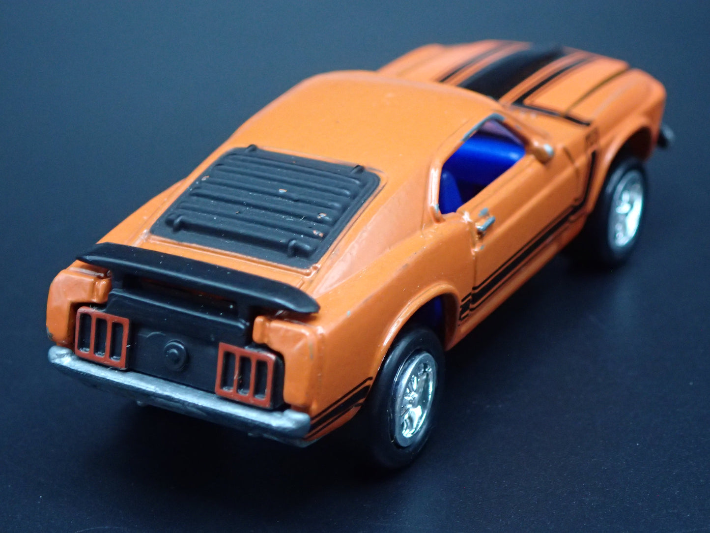1970 70 FORD MUSTANG BOSS 302 ORANGE 1/64 SCALE DIORAMA DIECAST MODEL CAR