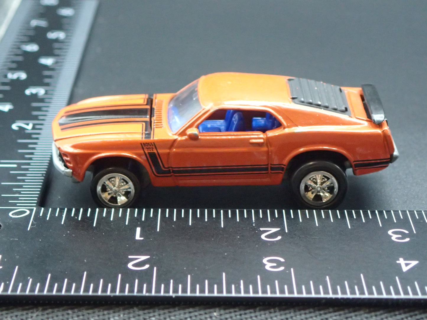 1970 70 FORD MUSTANG BOSS 302 ORANGE 1/64 SCALE DIORAMA DIECAST MODEL CAR