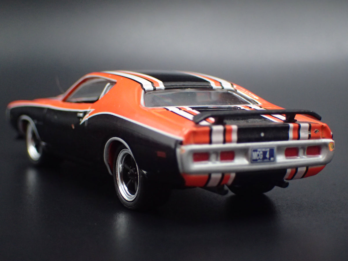 1971 71 DODGE CHARGER SUPER BEE ORANGE 1:64 SCALE DIORAMA DIECAST MODEL CAR