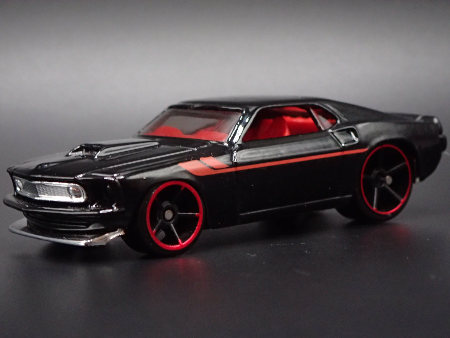 1969 69 FORD MUSTANG BOSS 302 FASTBACK BLACK 1:64 SCALE DIORAMA DIECAST MODEL CAR